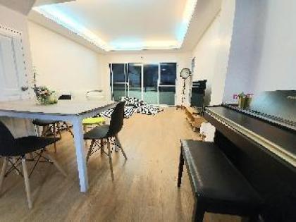 fourBR townhouse above 7-11 MRT Super Convenient - image 17