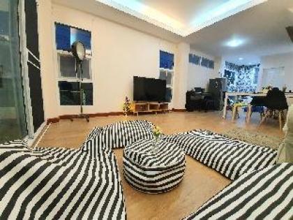 fourBR townhouse above 7-11 MRT Super Convenient - image 18