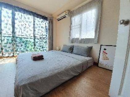 fourBR townhouse above 7-11 MRT Super Convenient - image 20