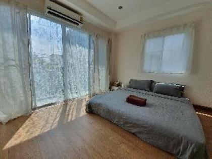 fourBR townhouse above 7-11 MRT Super Convenient - image 4