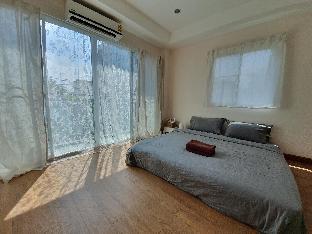 fourBR townhouse above 7-11 MRT Super Convenient - image 4