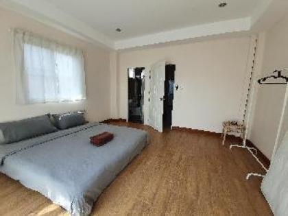 fourBR townhouse above 7-11 MRT Super Convenient - image 5