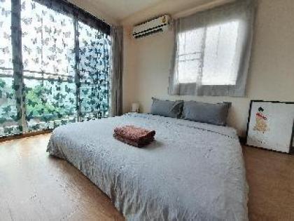 fourBR townhouse above 7-11 MRT Super Convenient - image 6