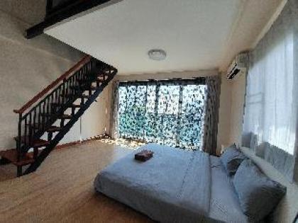 fourBR townhouse above 7-11 MRT Super Convenient - image 7