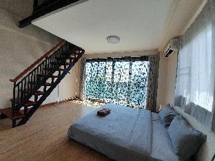 fourBR townhouse above 7-11 MRT Super Convenient - image 7