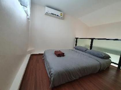 fourBR townhouse above 7-11 MRT Super Convenient - image 9