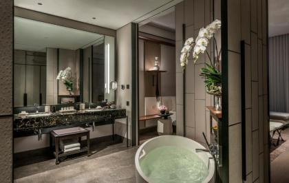Four Seasons Hotel Bangkok at Chao Phraya River - image 2