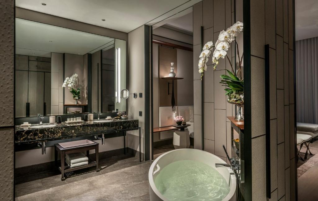 Four Seasons Hotel Bangkok at Chao Phraya River - image 2
