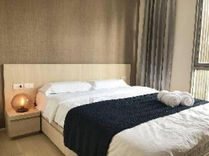 SIII luxury condo in Silom BTS pool view - image 12