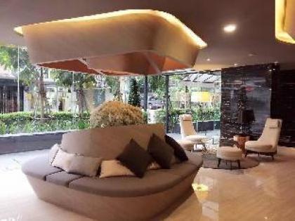 SIII luxury condo in Silom BTS pool view - image 2