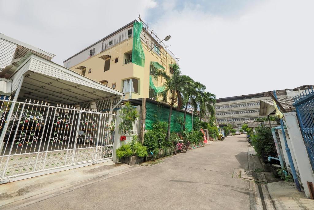 OYO 471 Sunshine Apartment - image 2