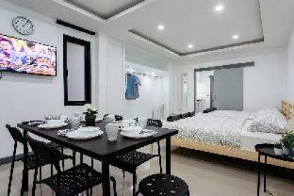 P3 Silom Large 2beds full kitchen WIFI 4-6pax - image 11