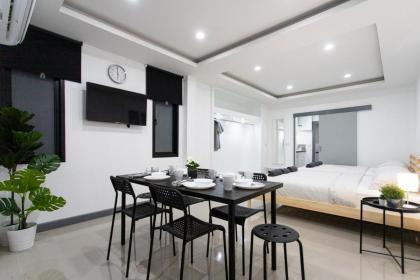 P3 Silom Large 2beds full kitchen WIFI 4-6pax - image 16