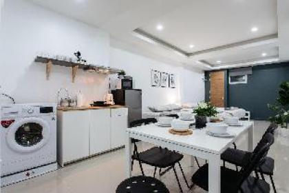 P1 Silom Pan large room full kitchen WIFI 4-6pax - image 12