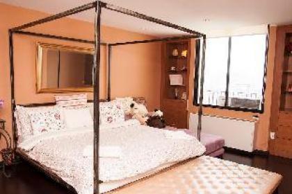 Chic Luxurious 1BR in Upscale Area - image 10