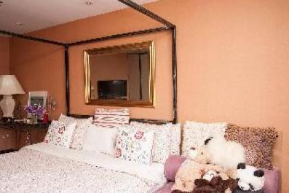 Chic Luxurious 1BR in Upscale Area - image 13