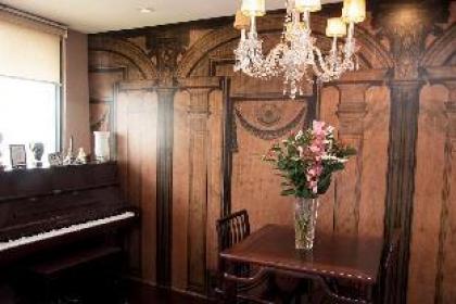 Chic Luxurious 1BR in Upscale Area - image 5