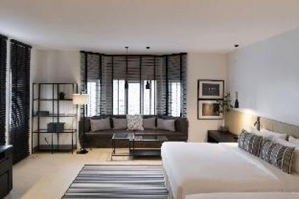 A cozy living with two king size beds - image 2