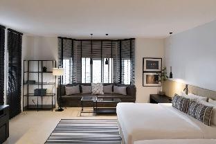 A cozy living with two king size beds - image 2