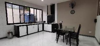 Peaceful house 100m to MRT perfect for groups - image 6
