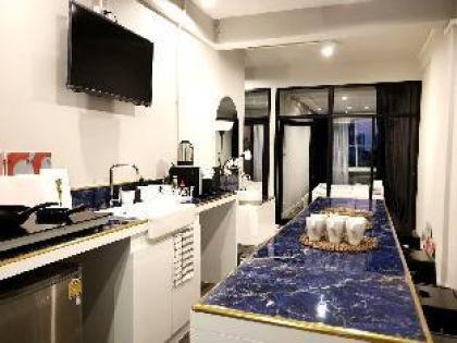 NEW! 2BR SuperB SPARKLING LUXURY - BTS Chong Nonsi - image 3