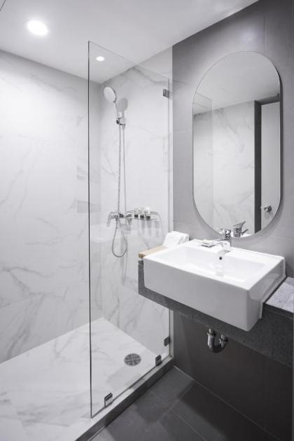 56 SURAWONG HOTEL AND RESIDENCE - image 12