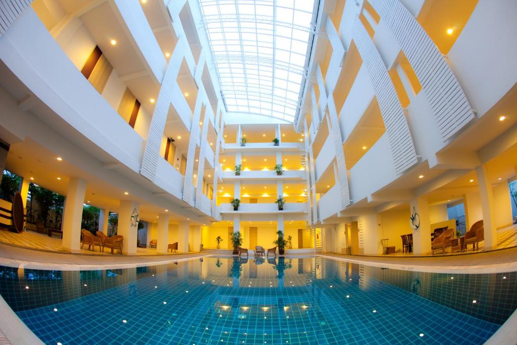 Trang Hotel Bangkok - image 2