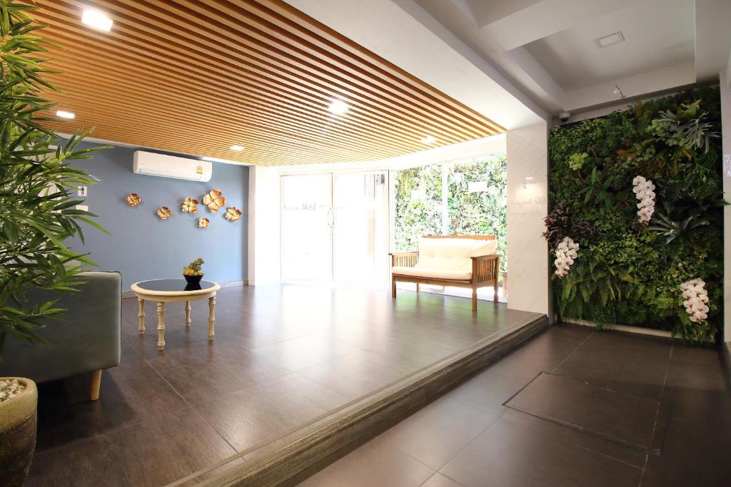 Super OYO 483 Pannee Hotel Khaosan - image 3