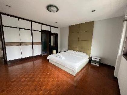 Very Close to Bamrungrad Hospital! 150SQM/2BR - image 11