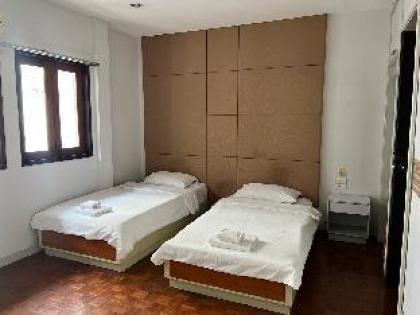 Very Close to Bamrungrad Hospital! 150SQM/2BR - image 14