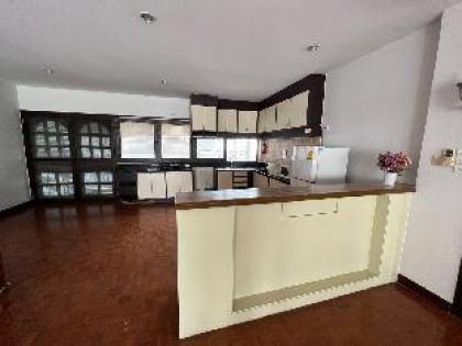 Very Close to Bamrungrad Hospital! 150SQM/2BR - image 16