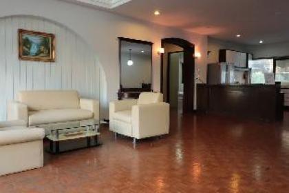 Two Bedroom / perfect stay quite near Bumrungrad - image 2