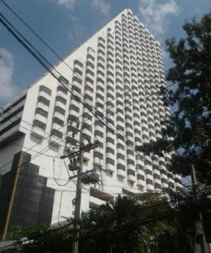 Large Bdrm condo 5 min. walk to BTS Nana FREE WiFi