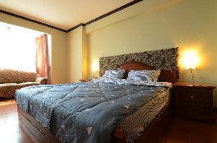 Large Bdrm condo 5 min. walk to BTS Nana FREE WiFi - image 3