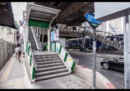 BTS NanaTourist HiLightLively Sukhumvit rdMalls - image 20