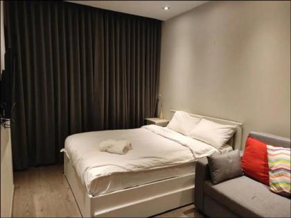 cozy 1brCity Center500mbtsE5Skytop poolGymYoutube Bangkok