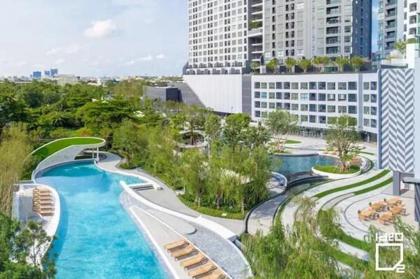 Resort style condo high floor studio pool view