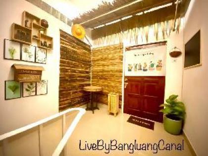 Live by canal - image 5