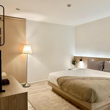 E11 Hotel - image 11