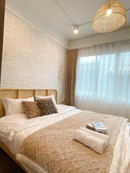 Entire floorDecorated cozy homenear Grand Palace - image 14