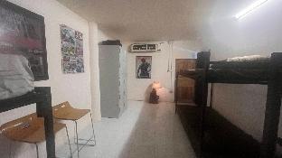 Throttle Shrottle Art Hostel - image 4