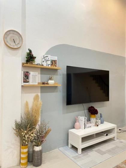 1 minute walk to BTS skytrain/ 6bed 7bath - image 2