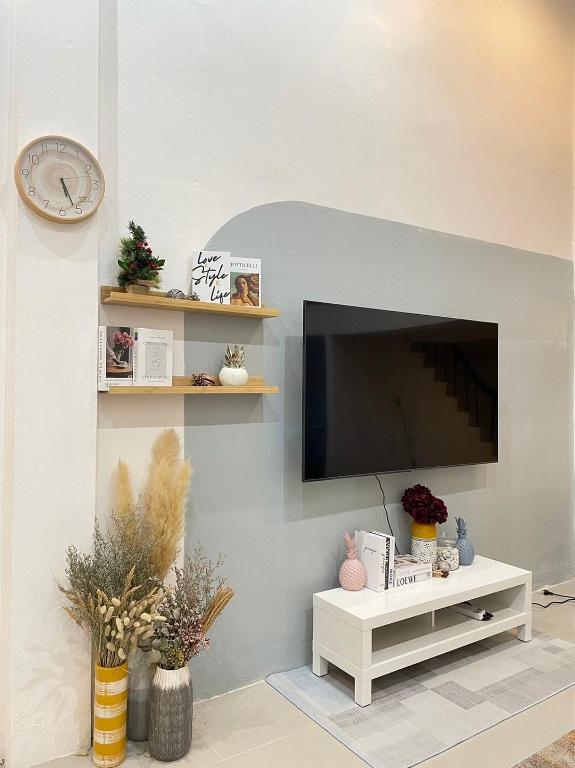 1 minute walk to BTS skytrain/ 6bed 7bath - image 2