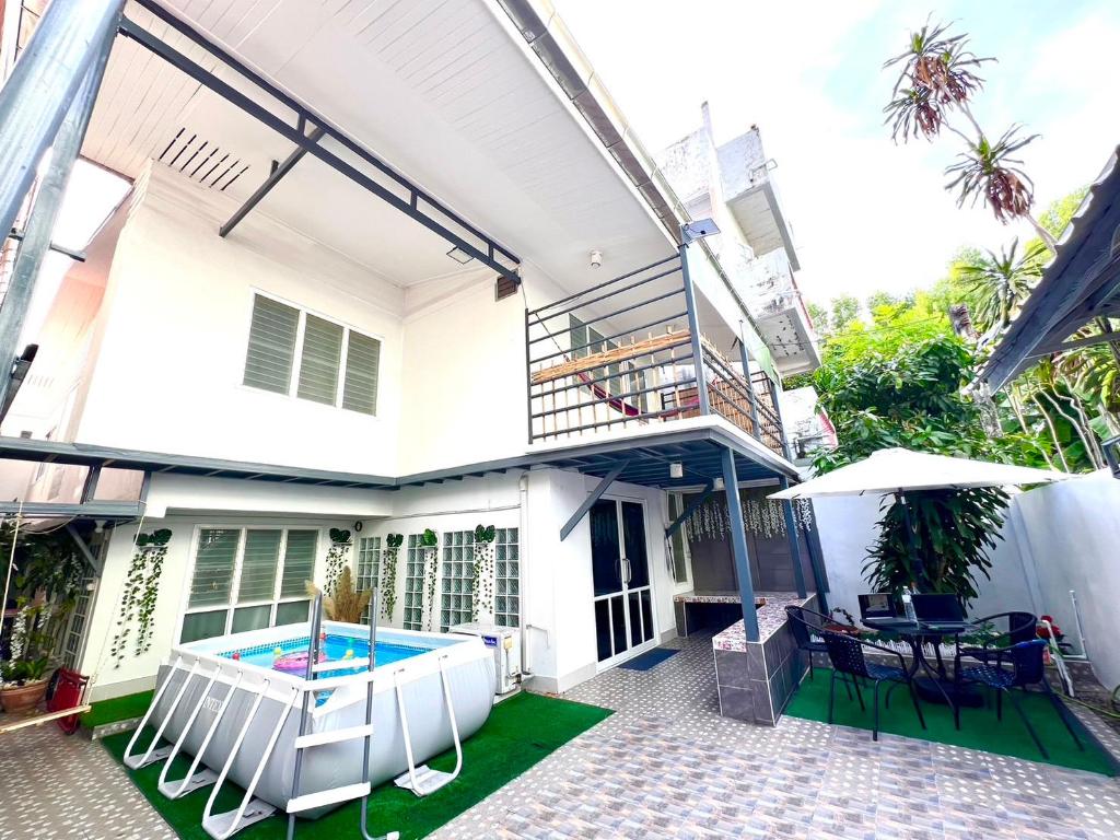 Getaway Villa Bangkok-4 Bedroom 6 Beds and 5 bath - image 3