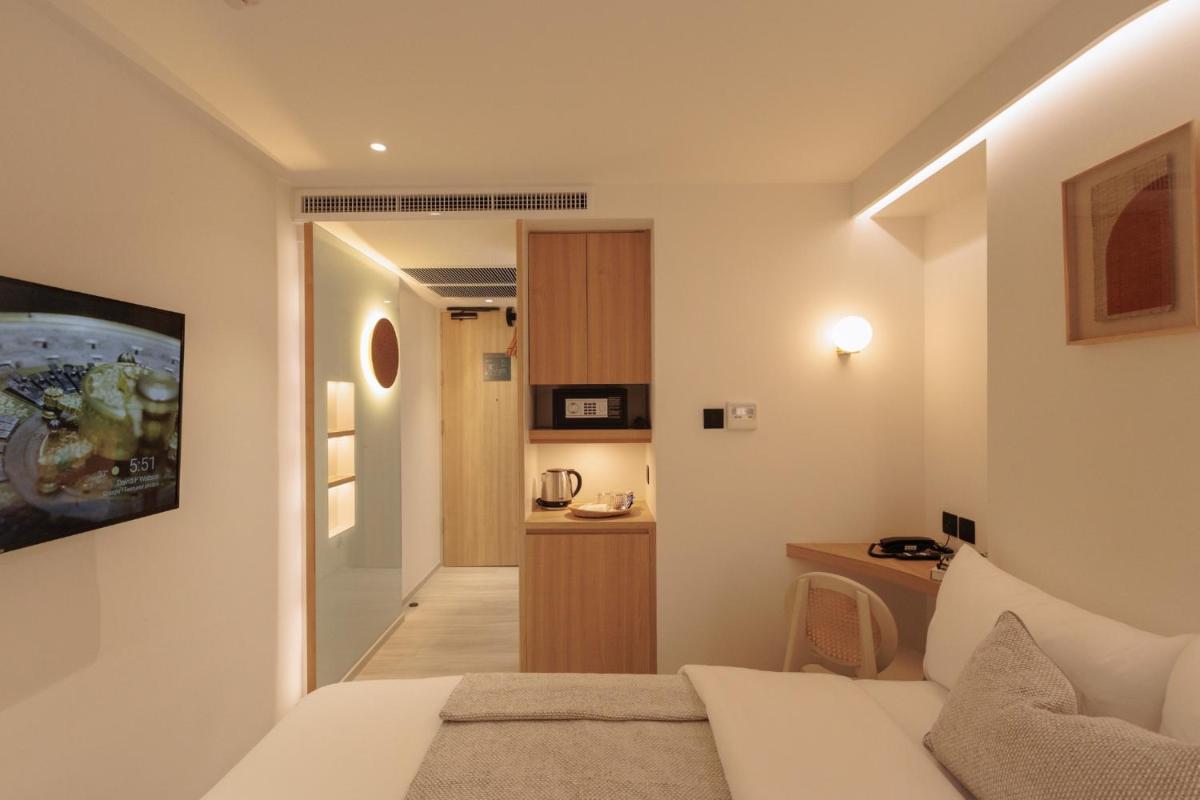 CORRIDOR 2407 - image 3