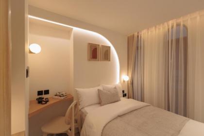 CORRIDOR 2407 - image 4