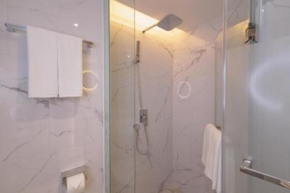 CORRIDOR 2407 - image 6