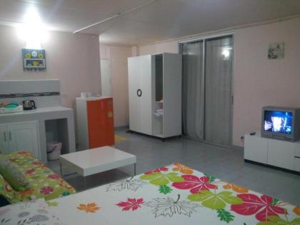 Room in Studio - T8 Guest House Don Mueang Challenger triple room - image 13