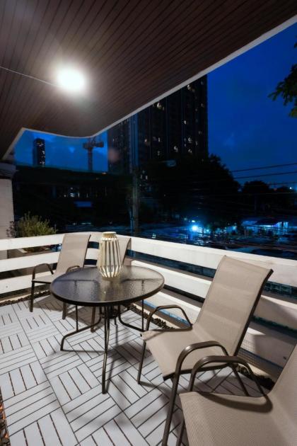 Ekkamai Buds & Beds - 420 Hostel - image 12