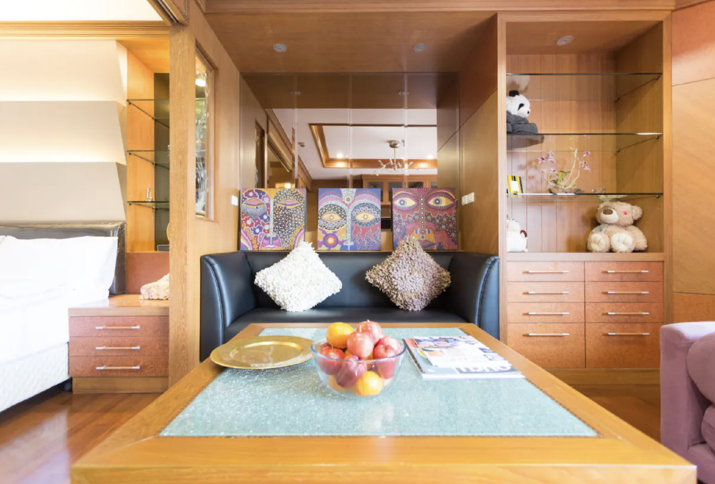 Homey Studio Apt in Upscale Area - main image